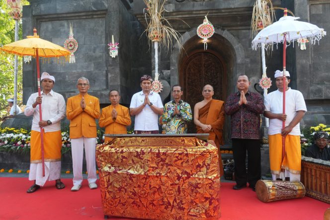 
					Jaga Toleransi 50 Tahun, Bupati Kembang Hartawan Hadiri Perayaan Emas dan Tandatangani Prasasti Vihara Empu Astapaka ​